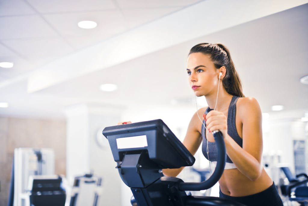 Gimnasio con persona corriendo en cinta - taquillas Zentry Lockers